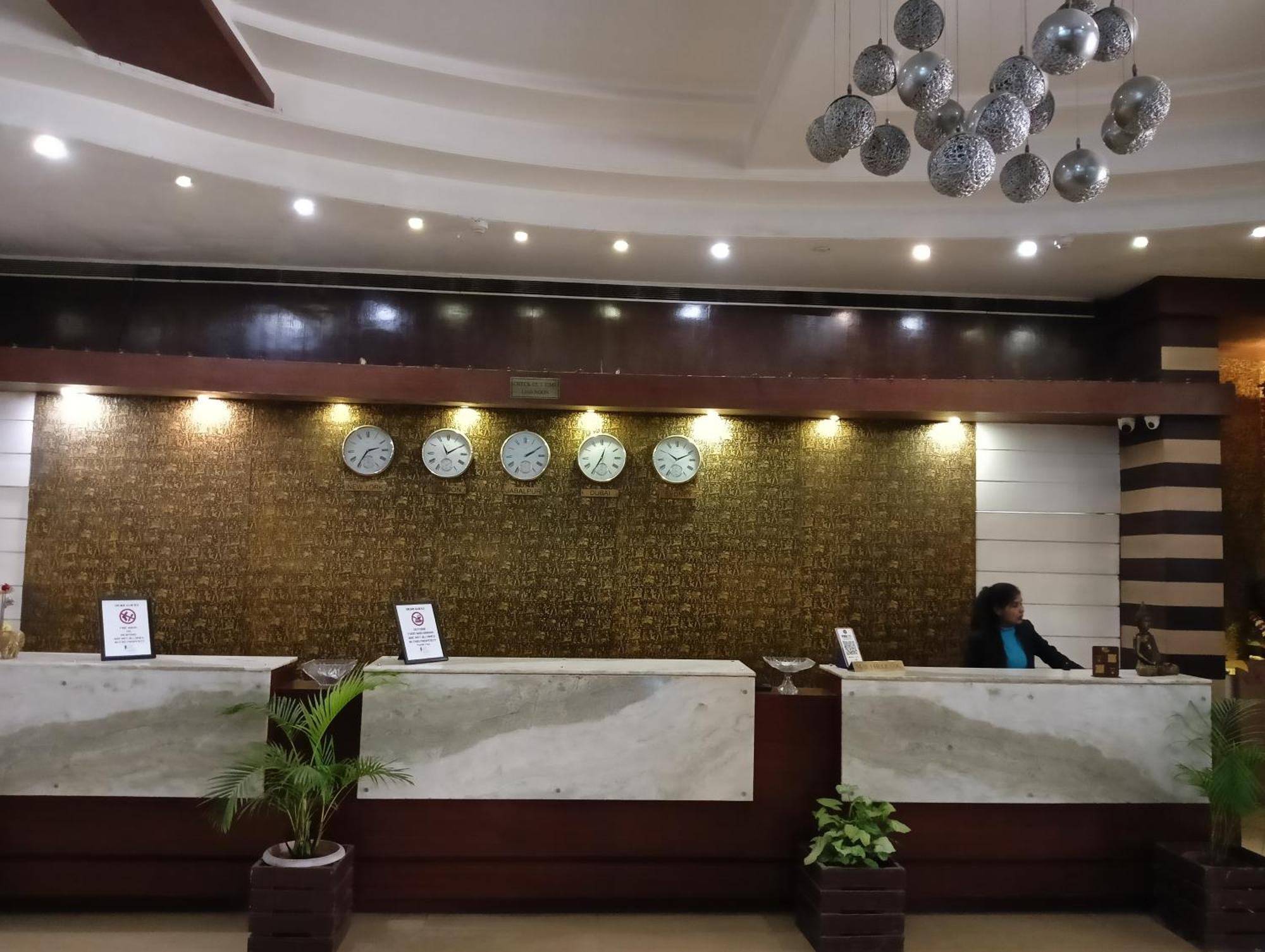 Bk Castles Hotel Jabalpur Buitenkant foto