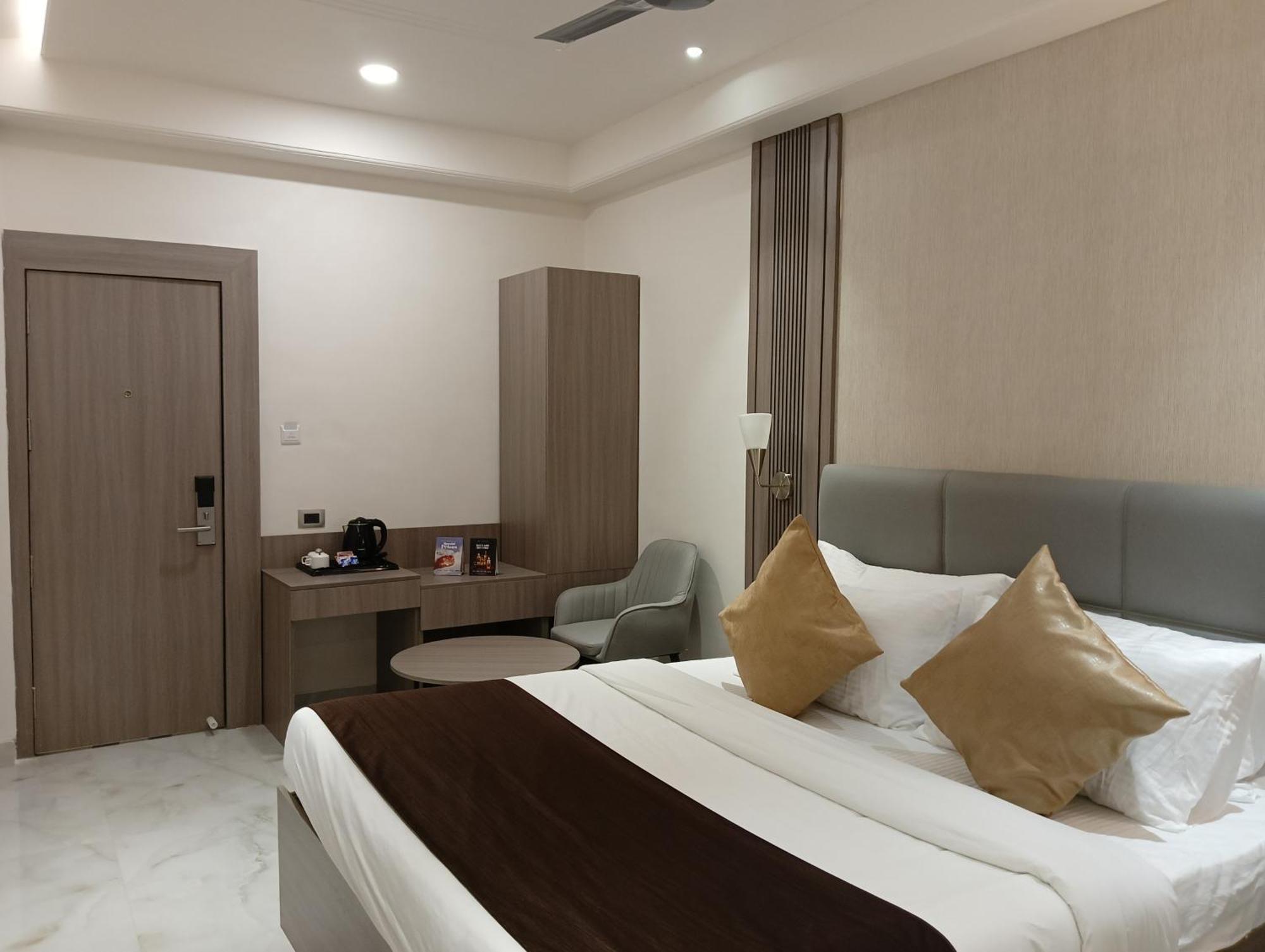 Bk Castles Hotel Jabalpur Buitenkant foto